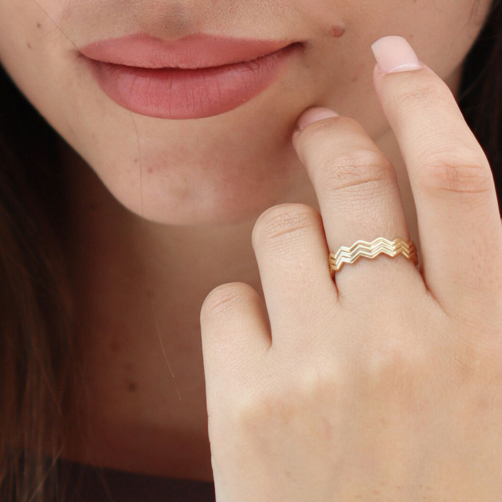 Satinski angular wave resizable stacking ring